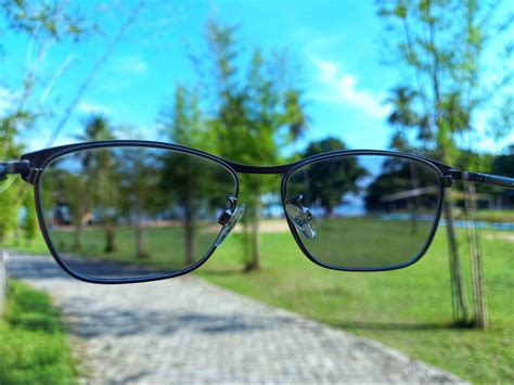 What Are Photocromic Or Adaptive Eyeglass Lenses Essilor Indonesia
