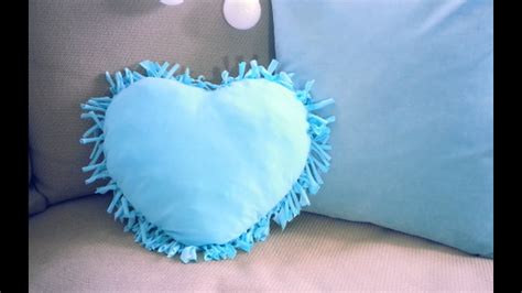 Pour un rendu plus professionnel, vous pouvez essayer la sérigraphie. DIY Recyclage coussin avec un T-shirt - YouTube