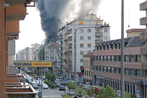 Jun 16, 2021 · immagini che ho appena ripreso dell'incendio in corso in via stamira d'ancona, angolo via valtorta, presso il cantiere da sirti. L'incendio di ieri a Milano, in un palazzo di viale Monza ...