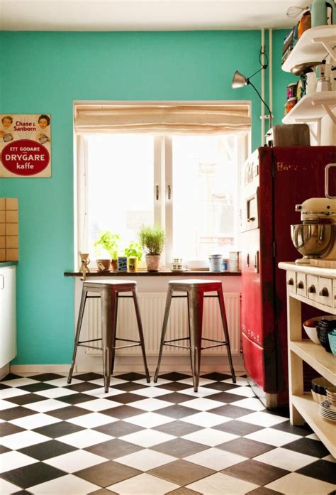 Although, since there was also a lot of black and white going on in the space, i tried to pull that in as well. O piso e os bancos. The floor and the stools. | Checkered ...
