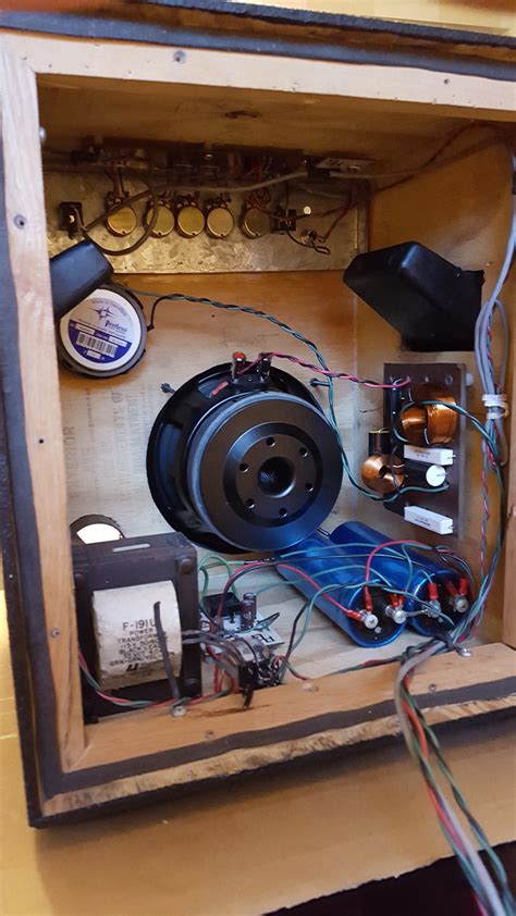 There are exotic materials, brute force approaches with 6 thick walls, cabs the size of volvos (and larger) and horns big enough to park a volvo inside. DIY Bass Amp PPA100 | The World of Wogg