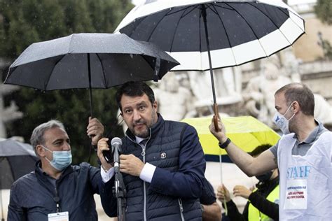 Salvini Parla Senza Mascherina Alla Manifestazione Dei Sindacati Delle
