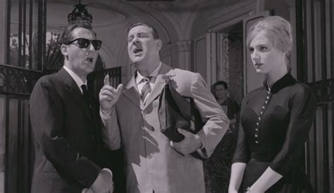 Film composé de douze sketches dont beaucoup furent improvisés, réalisé selon age et scarpelli pour venir en aide à une personnalité du monde du… film de alberto sordi avec alberto sordi. "Siamo in un film di Alberto Sordi?", di Steve Della Casa ...