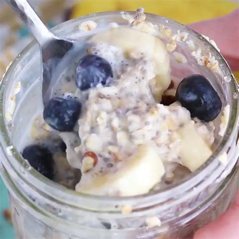 Health benefits of overnight oats. Skinny Overnight Oats Recipe Video | Low calorie overnight oats, Best overnight oats recipe ...