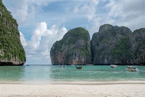X Px Free Download Hd Wallpaper Boats On Body Of Water Phi Phi Islands Phi Phi Lay
