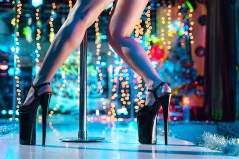 Jonge Sexy Vrouw Danst Striptease Met Pylon In Nachtclub Mooie Stripper