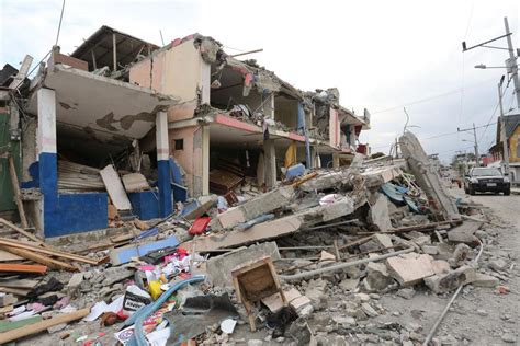 An earthquake or earth tremor | meaning, pronunciation, translations and word frequency. Apela ONU a donantes un mes después de temblor en Ecuador ...