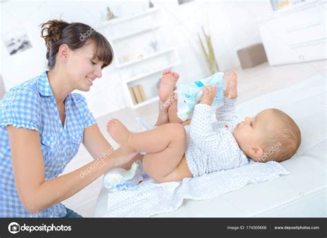 Mother Changing Diapers Of A Nine Months Old Baby — Stock Photo
