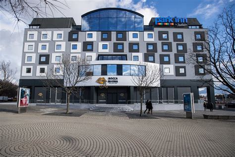 Renovated in 2018, park inn by radisson danube bratislava offers an indoor pool, free wifi in public areas, and a conference center. Hotel Danube skolaudujú celý okrem fasády - Bratislava SME