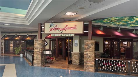 Jacksonville International Airport: Sam Snead's Grill & Tavern reopens