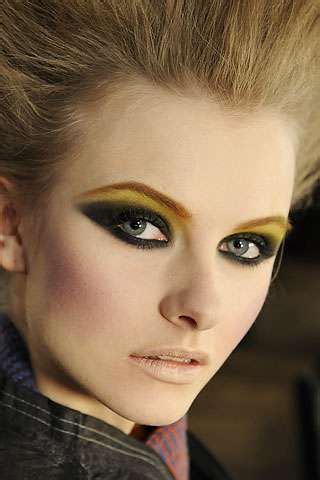 80s Eye Makeup: High-Drama Edgy Eyes Hit the Runways