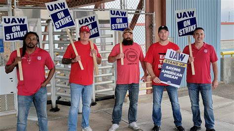 Uaw Reaches Agreement With Stellantis Expands Strike Against Gm