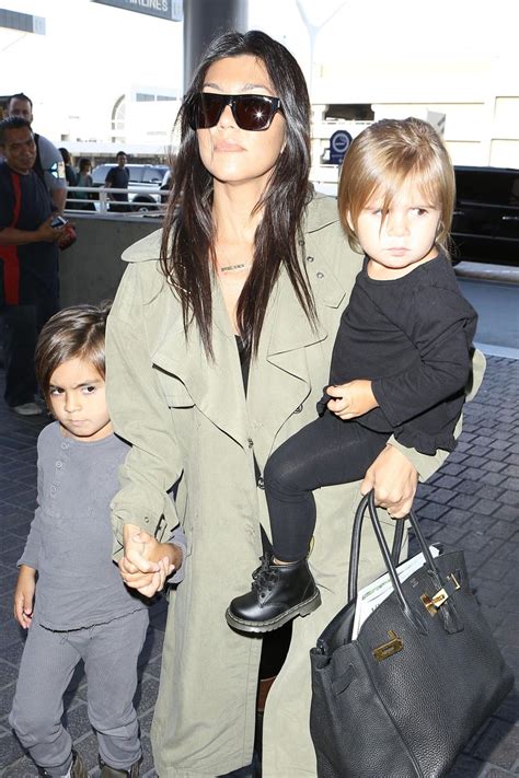 Simply captioning the photos with a scissor emoji, the snaps. Kourtney Kardashian Kinder / Logo Tag Der Schwestern ...