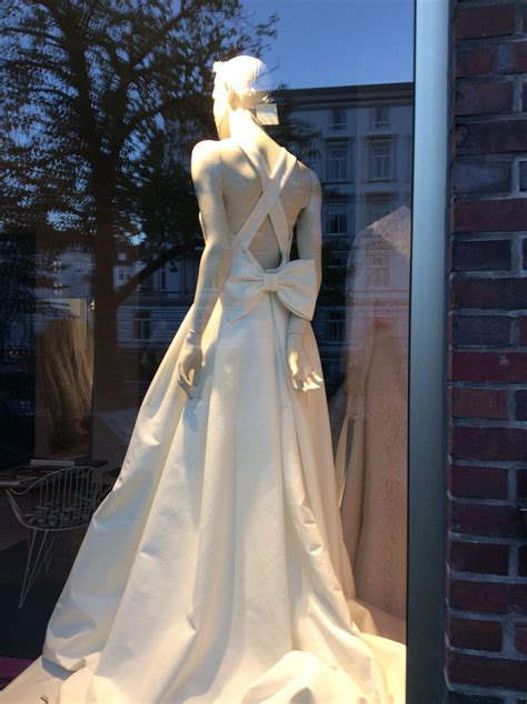Maybe you would like to learn more about one of these? #Brautkleid aus Baumwollpiquet #Bridaldress #Jesus Peiro # ...