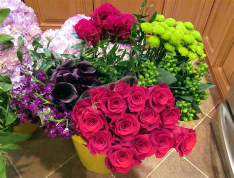Order online flower delivery for our bestselling sympathy funeral flowers, which feature pretty stems ranging from roses and daisies to hydrangeas and carnations. Make a Tall Hydrangea Arrangement - Wholesale Flowers Online