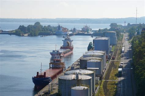 Gib bitte ein reiseziel ein, um deine suche zu starten. Die Schleusenanlage Kiel-Holtenau am Nord-Ostsee-Kanal