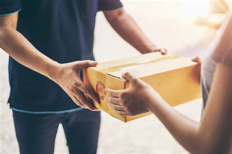 Hombre De Entrega En Caja De Entrega Uniforme Del Paquete Del Azul A