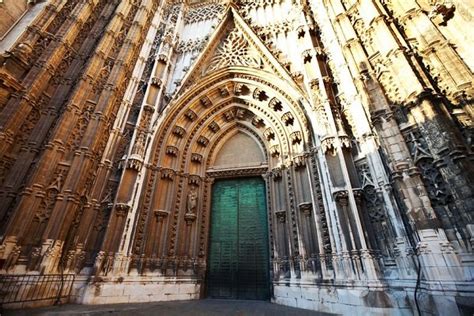Sewilla jest stolicą andaluzji i jest czwartym, co do wielkości miastem hiszpanii. Katedra w Sewilli - największy gotycki kościół świata