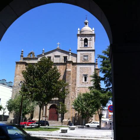Traducción de aurelio major y valerie miles. La iglesia de Don Benito vista desde los soportales que ...