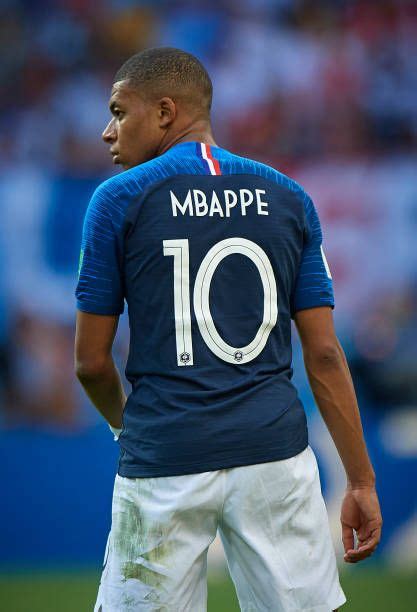 Neymar fera bel et bien partie de l'équipe du psg pour la saison prochaine. Kylian Mbappe of France looks on during the 2018 FIFA World Cup... | Joueurs de foot, Footballeur