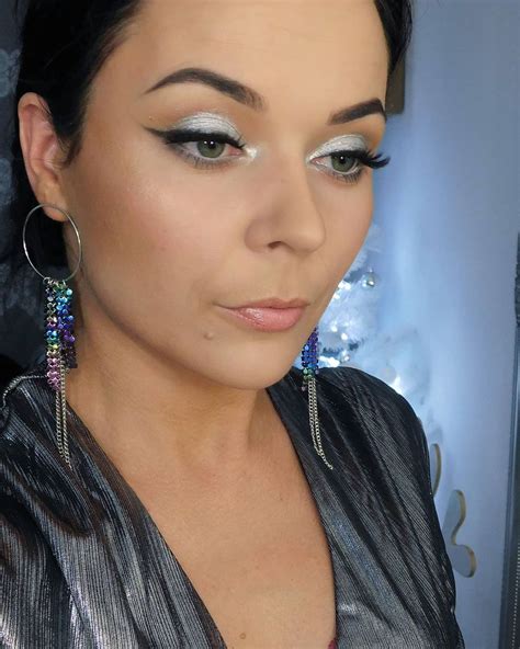 40 Glamorous Silver Grey Eye Makeup You Are Sure To Love Grey Eye Makeup Silver Eye Makeup