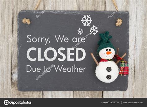 Due to remaining snow on side roads, sidewalks and parking lots, some businesses and organizations in the heartland will be closed or open late friday, february 19. Closed due to weather sign — Stock Photo © karenr #142093308