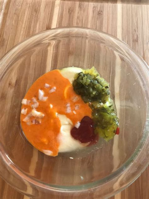 It turns out that despite tasting similar to thousand island dressing, ketchup is nowhere to be found on the special sauce's ingredient list. Homemade Big Mac Sauce | Amira's Pantry