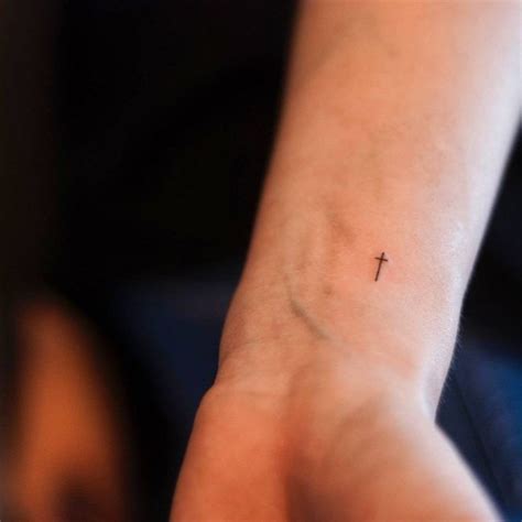 As said before, these tattoos are feminine in nature and are just right tattoos for girls and women who seek attention. De 10+ bästa idéerna om Small cross tattoos på Pinterest ...