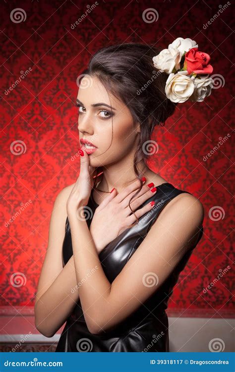 Сексуальная женщина с ее рукой на ее губах Стоковое Изображение изображение насчитывающей