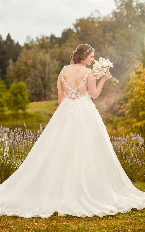 27 Plus Size Wedding Dresses to Flatter and Flaunt Your Curves