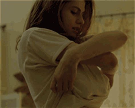 Alexandra Daddario Escena En Topless De True Detective