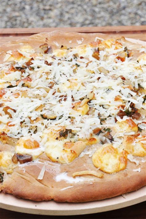 Pizza Met Pecorino Toscano En Lardo Di Colonnata Recepten Njam