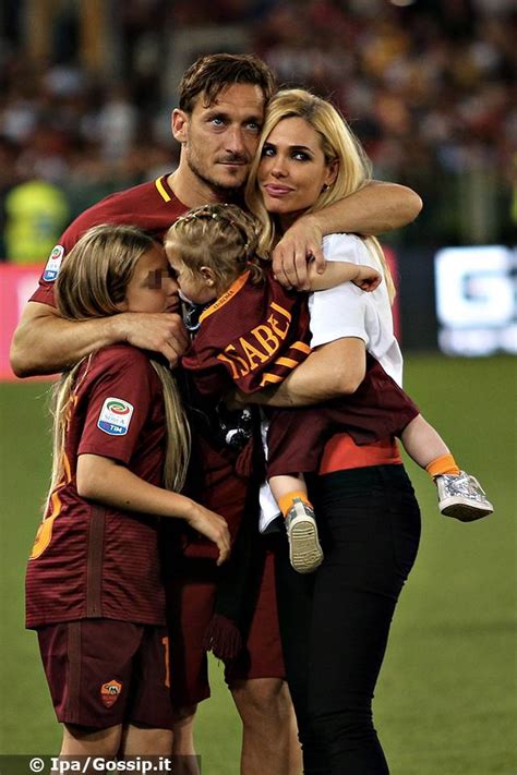 Ilary blasi, ospite di verissimo, ha commesso una gaffe: Francesco Totti, l'addio alla Roma con Ilary Blasi e i ...