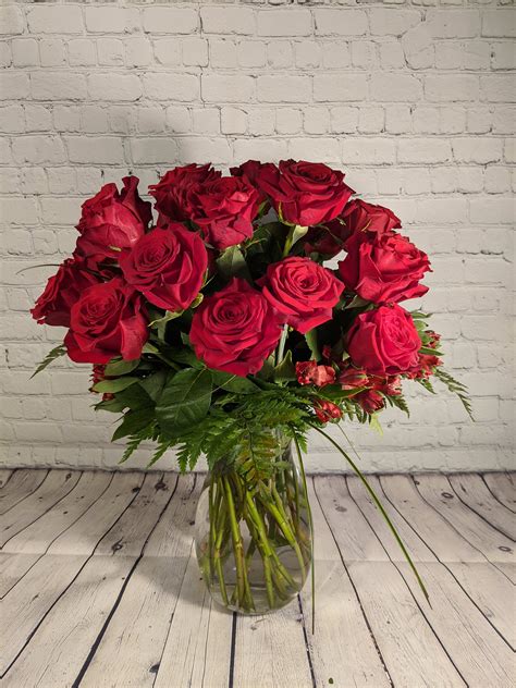 18 Red Rose Bouquet In Saint Clairsville Oh Lendon Floral And Garden