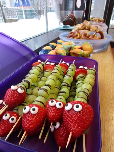 Check spelling or type a new query. Lustige Obstspiesse als Raupe aus Erdbeeren und ...
