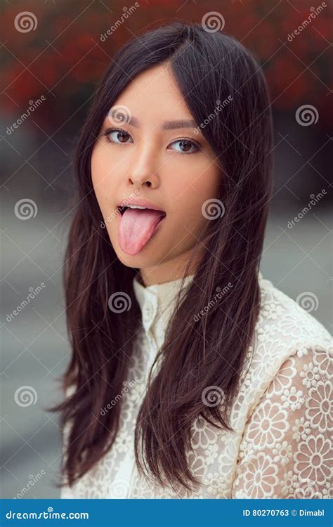 Schöne Asiatische Frau Die Zunge Zeigt Stockbild Bild Von Frau Schwarzes 80270763