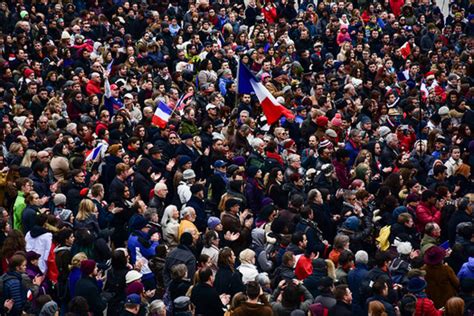 Large crowd gathers in Toronto to mourn Paris attacks