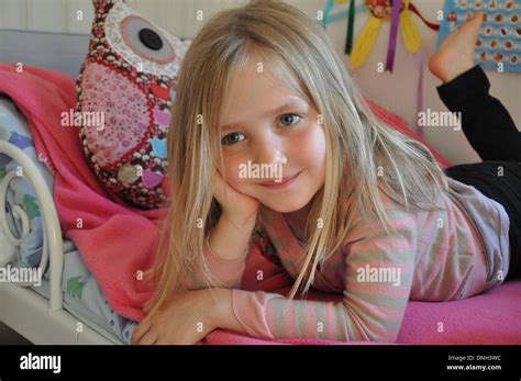 Porträt Der Hübsche Blonde Lächelnde Mädchen Im Alter Von 6 Bis 10