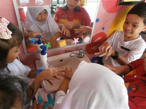 Oleh itu, membasuh tangan perlu dilakukan dengan kerap, tidak kira anda dimana. PRASEKOLAH SKTTJ2: Cara-cara membasuh tangan dengan betul ...