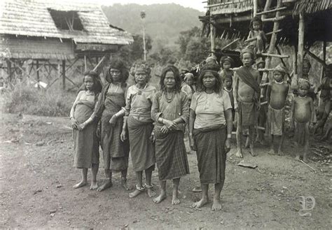 Potret sekelompok wanita di Kampung Tambee Sulawesi Indonesië