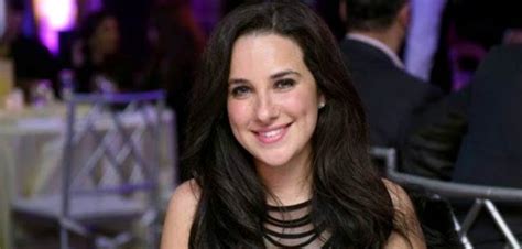 أشعل زواج الداعية الإسلامي معز مسعود من الفنانة الشابة شيري عادل، مواقع التواصل الاجتماعي، بعد تصدر معز مسعود موقع التدوين العالمي تويتر، اليوم الخميس، محتلًا المركز السادس في قائمة الأكثر بحثًا، لتداوله في تغريدات عدة تسخر من زواجه بالفنانة شيري عادل. شيري عادل تنشر أول صورة تجمعها بمعز مسعود ونفس الكلمات ...