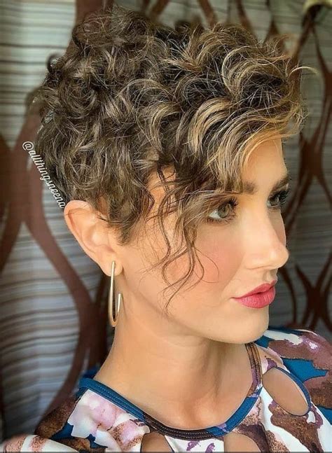 Pin By Lourdes Rocha On Artesanato Short Curly Haircuts Curly Pixie