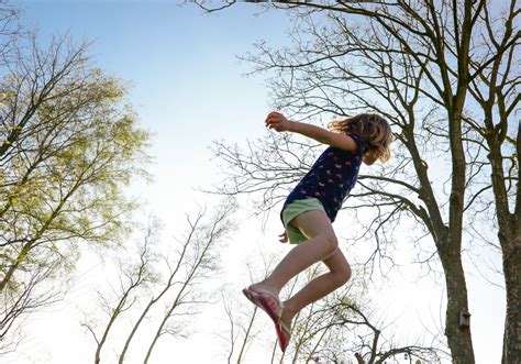 無料画像 屋外 女の子 スポーツ 遊びます ランニング キッド 冒険 可愛い 夏 ジャンプする 女性 若い 春 運動 健康 子供時代 シーズン 遊び心の