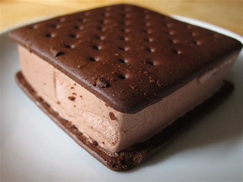 A naturally delicious dessert by bonne maman, this is an indulgent chocolate mousse of cream, whole milk and fine cocoa. Review: Klondike - Chocolate Ice Cream Sandwiches | Brand ...