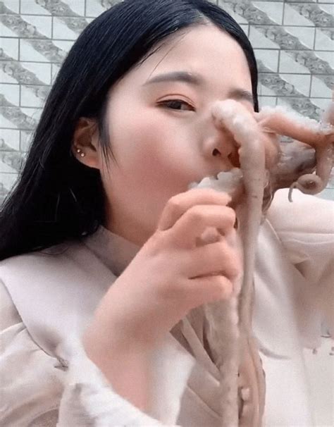 Octopus Attacks Woman That Tried To Eat It Alive In 2021 Octopus