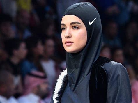 Hijab Ini Masuk Daftar Aksesori Terpopuler Di Dunia Bareng Gucci Dan Fendi