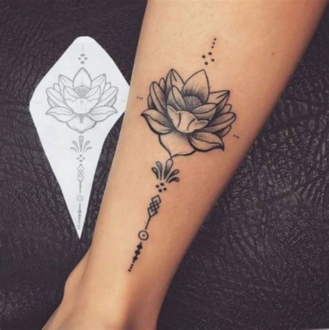 Lotus flowers are bright pink and deep red, however many choose to have them inked in grayscale if pink or red is not appropriate. 9+ Tattoo Vrouw Lotusbloem Enkel | Leg tattoos women ...
