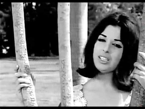 ومبهورن كثير بأدائها على خشبة المسرح. نجاة الصغيرة حقك علية وسامح - YouTube
