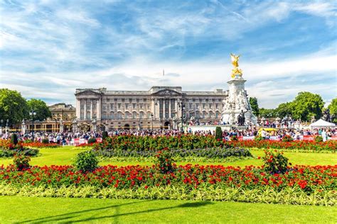Buckingham palace is not only the home of the queen and prince philip but also the london residence of the the flag is split into four quadrants. Buckingham Palace: otto lavori da sogno per la Regina