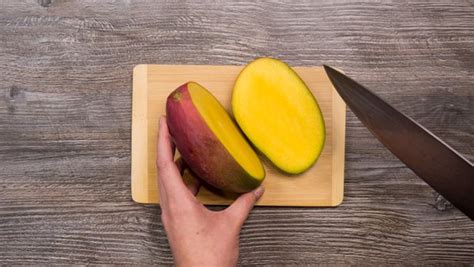 Eine mango zu zerlegen kann eine sehr klebrige angelegenheit sein, doch mit einem einfachen trick bleiben die finger sauber und die. Mango schneiden: So einfach geht's in 3 Minuten